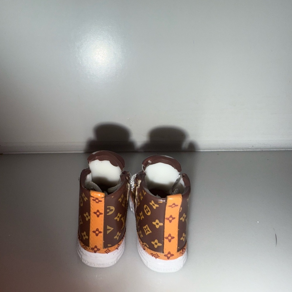 New Labubu LV High-Top Sneakers for your Labubu - Picture 4 of 8